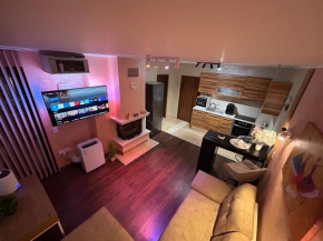 2-bedroom, 2-bathroom with fireplace and garden at Winslow Infinity